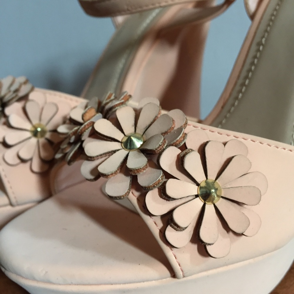 BRAND NEW! Wedge w/ Ankle Strap 3D Floral Accent